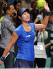 女子テニス、WTAツアー選手権（TEB BNP Paribas WTA Championships - Istanbul 2012）は25日、トルコ・イスタンブール（Istanbul）のスィナン・エルデム・ドーム（Sinan Erdem Dome）で3日目が行われ、大会第8シードの李娜（Na Li、ナ・リー、中国）が6-4、6-3で第5シードのアンジェリーク・クルベール（Angelique Kerber、ドイツ）に勝利した。

試合に勝利し、観客の声援に応える李娜（2012年10月25日撮影）。(c)AFP/BULENT KILIC