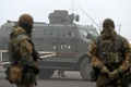 ウクライナ東部マヨルスケの検問所付近で行われた捕虜交換の際、警備に当たるウクライナの軍人（2019年12月29日撮影）。(c)AFP/GENYA SAVILOV