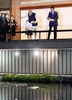 東京・元赤坂の迎賓館で、池のコイに餌をやるナレンドラ・モディ印首相（中央）と岸田文雄首相（右、2022年5月24日撮影）。(c)Franck ROBICHON / POOL / AFP