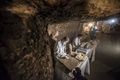エジプトの古代都市サッカラの発掘現場で新たに発見された考古遺物をクリーニングする考古学者（2018年11月10日撮影）。(c)KHALED DESOUKI / AFP