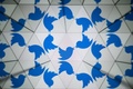 鏡に映し出されたツイッターのロゴ（2023年5月30日撮影、資料写真）。(c)SEBASTIEN BOZON / AFP
