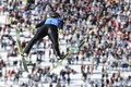 2010年%%バンクーバー冬季五輪%%、ノルディックスキー・ジャンプ団体決勝。日本は1007.7点で5位だった。写真は飛躍する日本の葛西紀明（%%Noriaki Kasai%%）。（2010年2月22日撮影）(c)AFP/JAVIER SORIANO