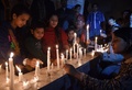 パキスタン・カラチ（Karachi）で、同国北西部ペシャワル（Peshawar）で発生した学校襲撃事件の犠牲者を悼み、ろうそくに火をともす野党・パキスタン正義運動（Pakistan Tehreek e Insaaf、PTI）の活動家ら（2014年12月16日撮影）。(c)AFP/Rizwan TABASSUM