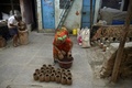 インド・ムンバイのスラム街ダラビで、つぼを作る女性（2019年3月7日撮影）。(c)PUNIT PARANJPE / AFP
