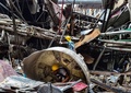 バングラデシュの首都ダッカ郊外ガジプールで、爆発事故が起きた衣料品工場で捜索・救出活動を行う作業員ら（2017年7月4日撮影）。(c)AFP/Munir UZ ZAMAN