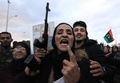 リビア東部ベンガジで行われたトルコの派兵に反対する抗議デモに、ライフルを持って参加する女性（2020年1月3日撮影）。(c)Abdullah DOMA / AFP