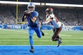 23NFL、カンファレンス準決勝、デトロイト・ライオンズ対タンパベイ・バッカニアーズ。タッチダウンレシーブを決めるデトロイト・ライオンズのアモンラ・セントブラウン（左、2024年1月21日撮影）。(c)Nic Antaya/Getty Images/ AFP