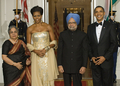 ワシントンD.C.（Washington D.C.）のホワイトハウス（White House）の庭園サウスローン（South Lawn）開かれたでインドのマンモハン・シン（Manmohan Singh）首相のの晩さん会に出席した（右から）バラク・オバマ（Barack Obama）米大統領、マンモハン・シン首相ミシェル（Michelle）米大統領夫人、グルシャラン・カウル（Gursharan Kaur）首相夫人（2009年11月24日撮影）。(c)AFP/Nicholas KAMM