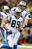 写真は、タッチダウンを決めてチームメイトのQBジェイク・デローム（%%Jake Delhomme%%、奥）から祝福を受けるスティーブ・スミス。(c)AFP/Getty Images Chris Graythen