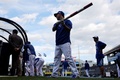 14MLBプレーオフ、ア・リーグ地区シリーズ（5回戦制）、カンザスシティ・ロイヤルズ（Kansas City Royals）対ロサンゼルス・エンゼルス・オブ・アナハイム（Los Angeles Angels of Anaheim）第3戦。試合前の打撃練習に臨むカンザスシティ・ロイヤルズの青木宣親（Norichika Aoki、2014年10月5日撮影）。(c)AFP/Getty Images/Ed Zurga