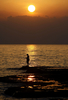 レバノン・ベイルート（Beirut）の海辺で釣りを楽しむ男性(2008年9月15日撮影)。(c)AFP/NICOLAE DUMITRACHE