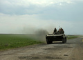 ウクライナ・ハリキウ州を走る同国軍の装甲兵員輸送車（2022年5月9日撮影）。(c)Anatolii Stepanov / AFP