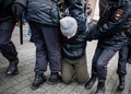 ロシアの首都モスクワで、ウラジーミル・プーチン大統領に抗議する野党の活動家を拘束する警察の機動隊員（2017年11月5日撮影）。(c)AFP/Maxim ZMEYEV