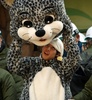 東京・日野市の多摩動物公園で行われた捕獲訓練を終え、ユキヒョウの着ぐるみを脱ぐ職員（2015年2月10日撮影）。(c)AFP/TOSHIFUMI KITAMURA