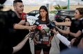 イスラエル・ラムラの軍基地で、シャニ・ルークさんの写真を持って報道陣の取材に応じるいとこ（2023年10月15日撮影）。(c)Thomas COEX / AFP