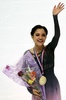 16-17フィギュアスケートグランプリ（GP）ファイナル、女子シングル・フリースケーティング（FS）。表彰式に臨むエフゲニア・メドベデワ（2016年12月10日撮影）。(c)AFP/ANNE-CHRISTINE POUJOULAT