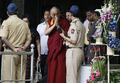 インドのムンバイ（Mumbai）のLeelavati病院から退院するチベット仏教の最高指導者ダライ・ラマ（Dalai Lama）14世（2008年9月1日撮影）。(c)AFP/Sajjad HUSSAIN