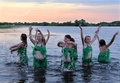 伝統的なスラブ民族の祭り「イワン・クパーラ（Ivan Kupala）の夜」が6日、東欧各地で行われた。起源をキリスト教以前にまでさかのぼるというこの祭りでは、人々が花輪を編んだり、たき火を飛び越えたり、裸で泳いだりして祝う。

写真はベラルーシ南部トゥーロフ（Turov）で、草をイメージした手製の緑のドレスを着て川に入る少女たち（2013年7月6日撮影）。(c)AFP/VIKTOR DRACHEV