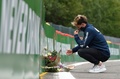 20F1第7戦ベルギーGPを前に、F2ドライバーのアントワーヌ・ユベール選手が亡くなった事故現場に花を手向けるアルファタウリのピエール・ガスリー（2020年8月27日撮影）。(c)JOHN THYS / AFP