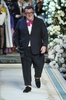 ニューヨーク市内ピエール ホテル（The Pierre Hotel）で開催された「ランバン フォー H&amp;M（Lanvin for H&amp;M）」のオートクチュール・ファッションショーに登場したデザイナーのアルベール・エルバス（Alber Elbaz、2010年11月18日撮影）。（c）AFP/Getty Images/Jamie McCarthy