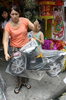 2007年8月24日、ハノイ（Hanoi）市内の繁華街の商店で、お盆に燃やす紙製のスクーターを見せる販売員。(c)AFP/HOANG DINH Nam