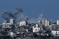 イスラエル軍の空爆を受けるパレスチナ自治区ガザ地区（2023年10月21日撮影）。(c)Aris MESSINIS / AFP