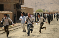 アフガニスタン首都カブール（Kabul）の銃撃戦があった現場で走る記者ら（2009年8月20日撮影）。(c)AFP/MASSOUD HOSSAINI