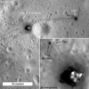 月面のアポロ16号（Apollo 16）着陸地に残る米国旗とその影。「ルナー・リコネサンス・オービター・カメラ（Lunar Reconnaissance Orbiter Camera、LROC）」で撮影（2012年7月27日提供）。(c)AFP/NASA/GSFC/ARIZONA STATE UNIVERSITY