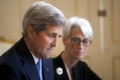 オーストリアの首都ウィーンで、イランのモハンマドジャバド・ザリフ外相（写真外）らとの協議に臨むジョン・ケリー米国務長官（左、2015年6月30日撮影）。(c)AFP/CARLOS BARRIA