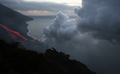 写真は同日、ストロンボリ火山から流れ出し、海へと注ぐ溶岩。(c)AFP/MARIO LAPORTA