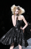 フランス・パリ市内で発表されたクリスチャン ディオール（Christian Dior）の10/11年秋冬コレクション（2010年3月5日撮影）。(c)AFP/Francois Guillot