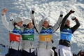 2010年%%バンクーバー冬季五輪%%、ノルディックスキー・ジャンプ団体決勝。ノルウェーは1030.3点で銅メダルを獲得した。写真はメダル獲得を喜ぶノルウェーの（左から）アンデシュ・バルダル（%%Anders Bardal%%）、トム・ヒルデ（%%Tom Hilde%%）、ヨハンレメン・エベンセン（%%Johan Remen Evensen%%）、アンデシュ・ヤコブセン（%%Anders Jacobsen%%）。（2010年2月22日撮影）(c)AFP/DON EMMERT