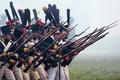 フランス皇帝ナポレオン（Napoleon）の遠征軍と帝政ロシア軍が激戦を繰り広げた1812年の「ボロジノの戦い」から今年で200年となることを記念し、モスクワ（Moscow）西方のボロジノ（Borodino）で2日、戦いを再現するイベントが行われた。

　当時の軍服や刀剣などを用いて戦いを忠実に再現したイベントには、ロシア政府が110万ドル（約8700万円）を出資。フランス側1550人、ロシア側1450人の兵士を演じる計3000人が参加。ジスカール・デスタン（Giscard d&apos;Estaing）仏元大統領と、ウラジーミル・プーチン（Vladimir Putin）露大統領も「観戦」に訪れた。これに先立ち、プーチン大統領の補佐官は「ボロジノの戦い」再現イベントを「若者の愛国教育」を広めるために活用したいと述べた。

　1812年9月7日の「ボロジノの戦い」は合戦では勝利しながら、戦争には負けた戦将の際立った例だ。

　ボロジノでは2万人のナポレオン軍が激戦の末に、兵力の多い4万5000人の露軍を破った。しかし痛手が大きかったため、ナポレオンはモスクワに進軍を開始する前に回復期間を置くことにした。この時にナポレオンはおそらく、敵方のクトゥーゾフ将軍が戦闘の翌日に一時撤退したことを知らなかったとされる。この休息の決断が、ナポレオンにとって致命的な誤算だった。

　帝政ロシア軍は兵力の半分を失っていたが、近くの村落で体制を立て直す時間ができ、戦術を練った。ナポレオン軍が入城したモスクワは、市民は脱出しもぬけの殻で、そこに焦土戦術が追い打ちをかけた。士気を失ったナポレオン軍は退却を余儀なくされた（2012年9月2日撮影）。(c)AFP/Kirill Kudryavtsev