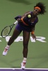 女子テニス、カタール・トータル・オープン（Qatar Total Open 2013）は15日、カタールのドーハ（Doha）でシングルス準々決勝が行われ、大会第2シードのセレーナ・ウィリアムス（Serena Williams、米国）は3-6、6-3、7-5で第7シードのペトラ・クヴィトバ（Petra Kvitova、チェコ）を下し、準決勝進出を果たした。

サーブを放つセレーナ・ウィリアムス（2013年2月15日撮影）。(c)AFP/AL-WATAN DOHA/KARIM JAAFAR