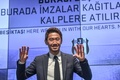 トルコ1部リーグ、ベシクタシュの入団会見でポーズをとる香川真司（2019年2月3日撮影）。(c)OZAN KOSE / AFP