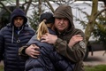 ウクライナ・キーウ近郊のホストーメリで、ユーリー・プリリプコ町長の遺体が掘り出され、悲しむ親族（2022年4月12日撮影）。(c)FADEL SENNA / AFP
