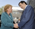 グルジアのトビリシ（Tbilisi）を訪問し、同国のミハイル・サーカシビリ（Mikhail Saakashvili）大統領（右）と握手するドイツのアンゲラ・メルケル（Angela Merkel）首相（左、2008年8月17日撮影）。(c)AFP/IRAKLI GEDENIDZE
