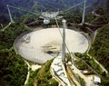 巨大望遠鏡が崩壊する前のアレシボ天文台（2006年11月29日撮影）。(c)AFP PHOTO / Courtesy of the NAIC: Arecibo Observatory, a facility of the NSF