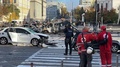ウクライナの首都キーウへのロシアによる攻撃で破壊された車。AFPTVの動画より（2022年10月10日撮影）。(c)Arman SOLDIN / AFPTV / AFP
