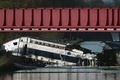 仏エクベルスハイムの高速鉄道TGV脱線現場で、運河から引き揚げられる車両（2015年11月15日撮影）。(c)AFP/FREDERICK FLORIN