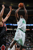09-10NBA、ボストン・セルティックス（%%Boston Celtics%%）対シカゴ・ブルズ（%%Chicago Bulls%%）。試合はブルズが96-83でセルティックスを下し、3連勝した。写真はブルズののヨアキン・ノア（%%Joakim Noah%%）のブロックをかわしてシュートを放つセルティックスのケンドリック・パーキンス（%%Kendrick Perkins%%、右）。（2010年1月14日撮影）(c)AFP/Getty Images/NBAE/Brian Babineau