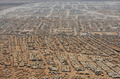 シリア国境から約8キロのヨルダン領内にあるザータリ難民キャンプ（Camp Zaatari）の空撮写真（2013年7月18日撮影）。(c)AFP/MANDEL NGAN