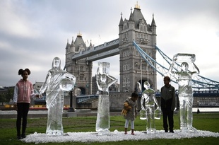 氷の彫刻で水の貴重さを表現 英ロンドン