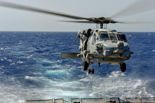 米海軍のヘリと戦闘機、相次いで南シナ海に墜落 写真2枚 国際ニュース