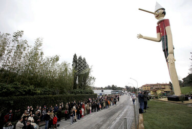 高さ16メートルの巨大ピノキオ、観光客をお出迎え 写真3枚 国際