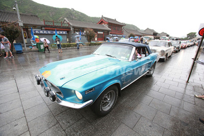 北京からパリへ、ビンテージ車約100台が出発