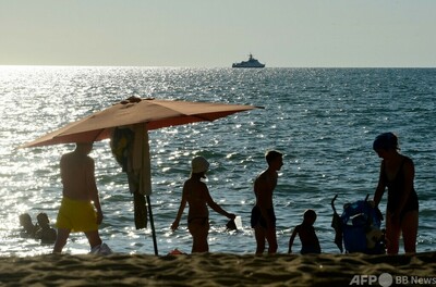 戦闘機と軍艦を眺めて…ロシア人観光客、クリミアのビーチで夏休み