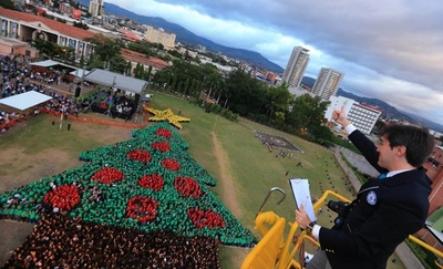 世界最大の「人間クリスマスツリー」、ホンジュラス