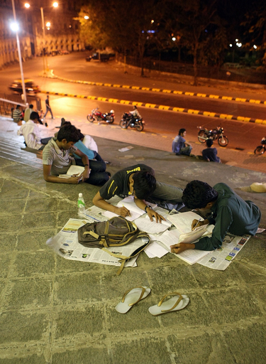 目指せ一流大学、狭き門目指し屋外でも勉強 インド・ムンバイ