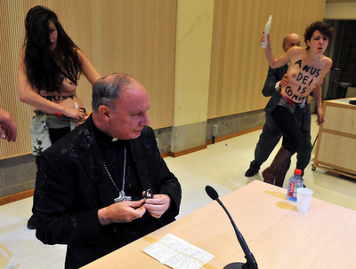 女性権利団体FEMEN、トップレスでホモフォビアに抗議